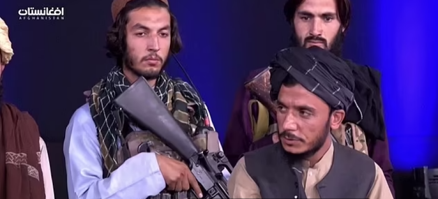 Ταλιμπάν εισέβαλαν σε στούντιο κι ανάγκασαν δημοσιογράφο να τους... αποθεώσει - Δείτε βίντεο