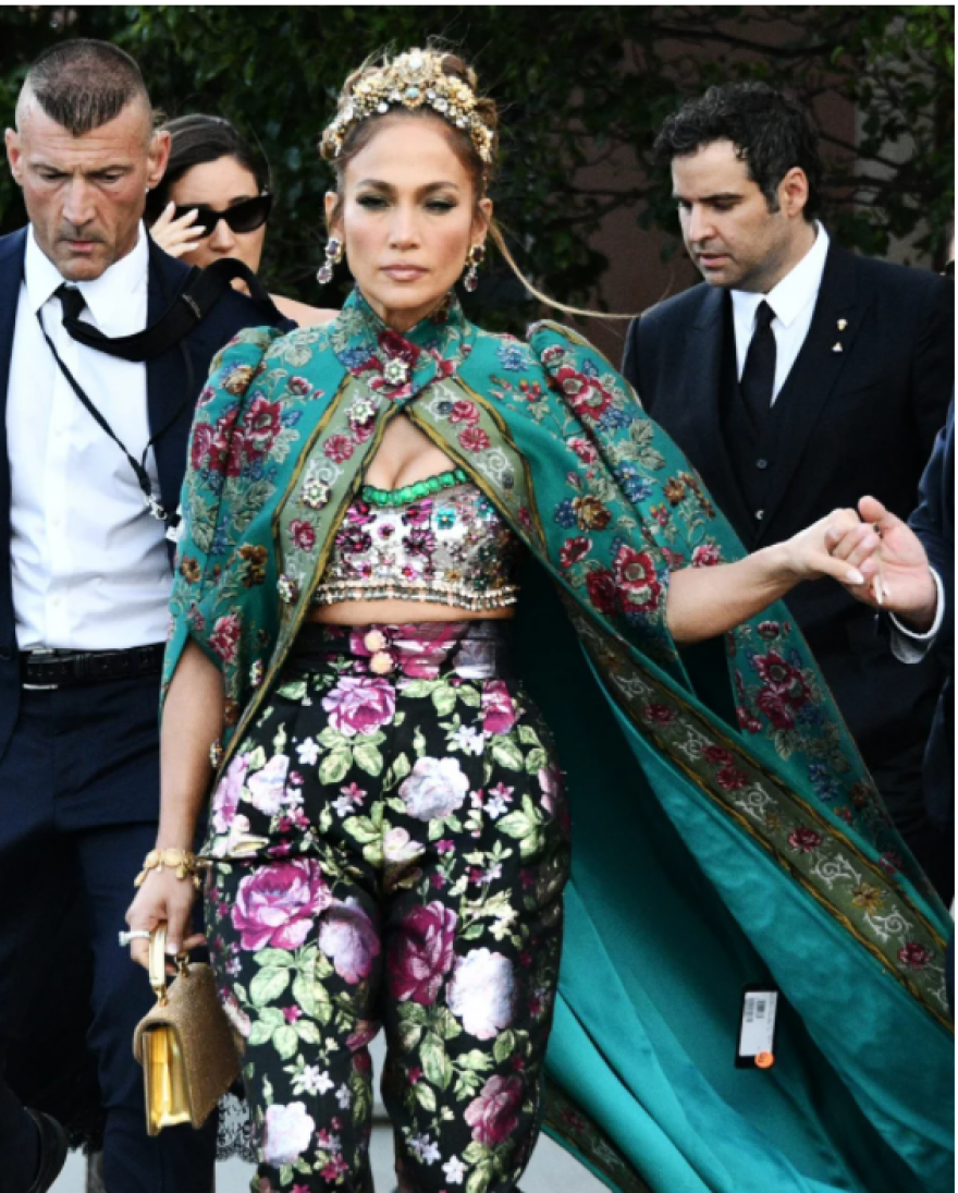 Τζένιφερ Λόπεζ: Απαστράπτουσα στο σόου των Dolce & Gabbana στη Βενετία - Το ξεχασμένο… ταμπελάκι στο ρούχο της