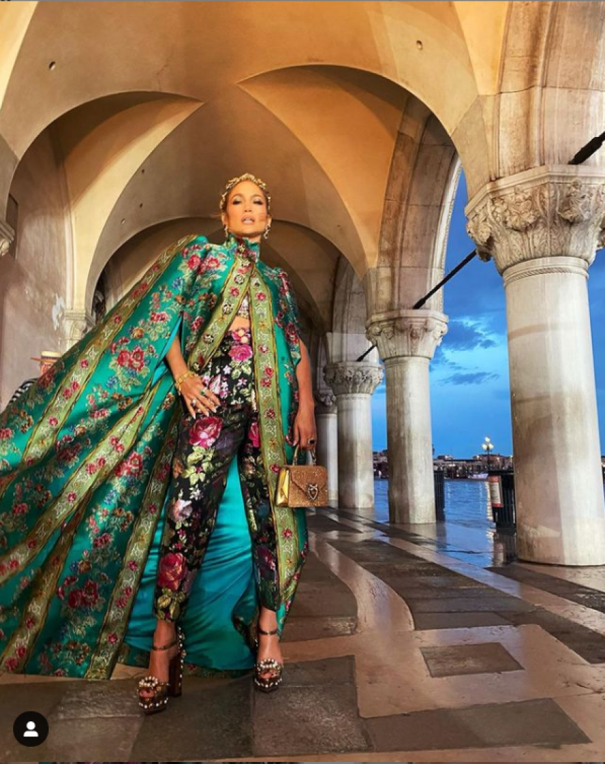 Τζένιφερ Λόπεζ: Απαστράπτουσα στο σόου των Dolce & Gabbana στη Βενετία - Το ξεχασμένο… ταμπελάκι στο ρούχο της