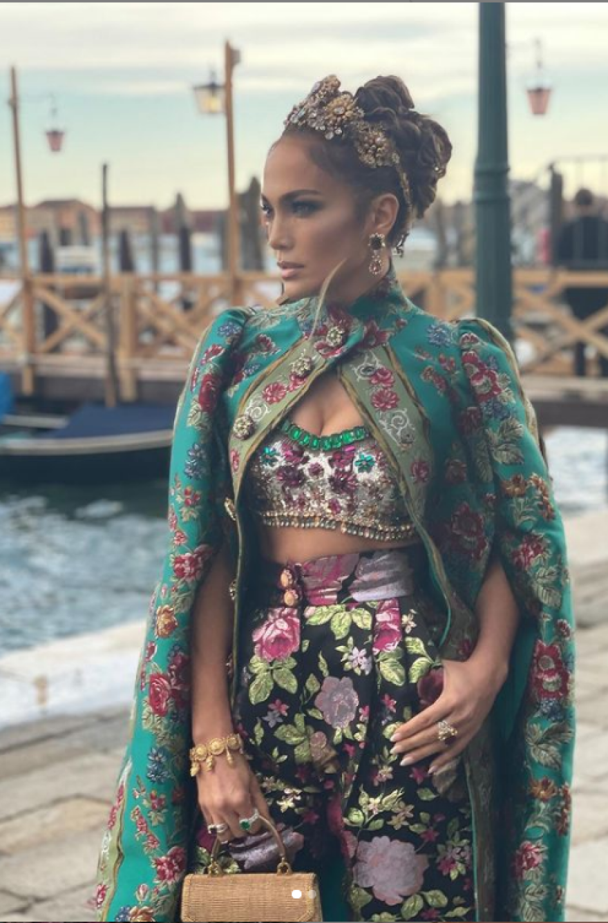 Τζένιφερ Λόπεζ: Απαστράπτουσα στο σόου των Dolce & Gabbana στη Βενετία - Το ξεχασμένο… ταμπελάκι στο ρούχο της