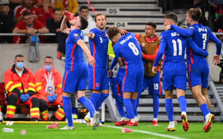 Ρατσιστική επίθεση των Ούγγρων σε Στέρλινγκ: Το μήνυμα του Άγγλου επιθετικού και η αντίδραση των συμπαικτών του