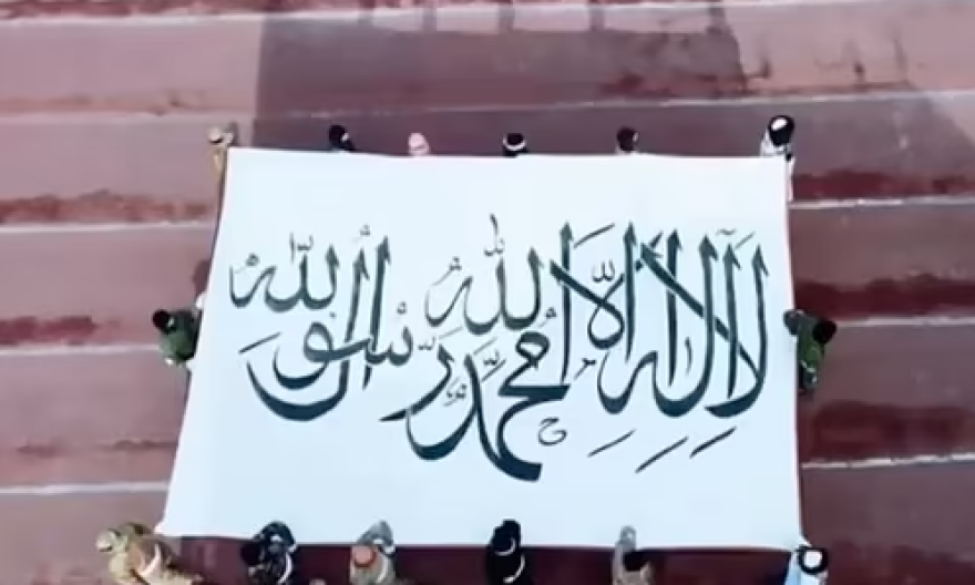 Οι Ταλιμπάν επιδεικνύουν σε βίντεο τα γιλέκα αυτοκτονίας τους και τις ικανότητές τους σε πολεμικές τέχνες