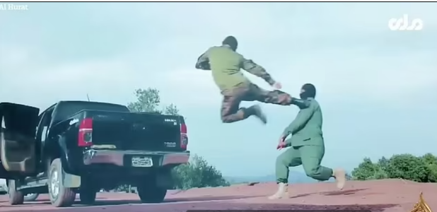 Οι Ταλιμπάν επιδεικνύουν σε βίντεο τα γιλέκα αυτοκτονίας τους και τις ικανότητές τους σε πολεμικές τέχνες