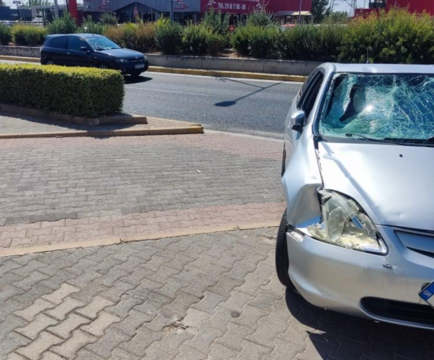 Τροχαίο στη λεωφόρο Μαραθώνος με έναν τραυματία - Δείτε φωτογραφίες 