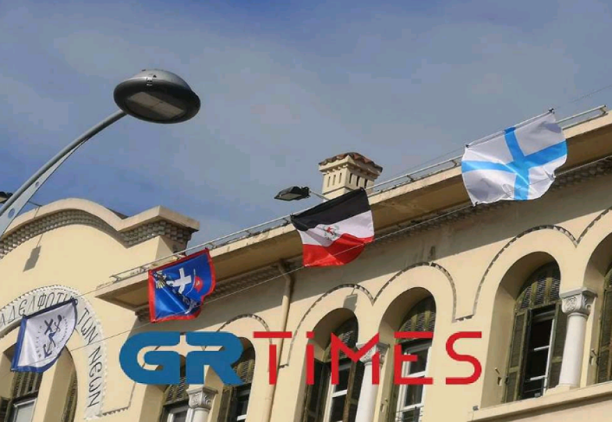 ΔΕΘ: Με σημαίες της επανάστασης του 1821 στολίστηκε η Θεσσαλονίκη