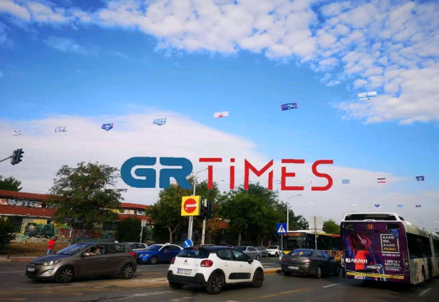 ΔΕΘ: Με σημαίες της επανάστασης του 1821 στολίστηκε η Θεσσαλονίκη