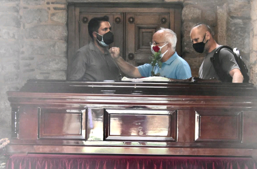 Μίκης Θεοδωράκης: Οι Έλληνες υποκλίνονται στον κορυφαίο μουσικοσυνθέτη - Πλήθος κόσμου από το πρωί στη Μητρόπολη