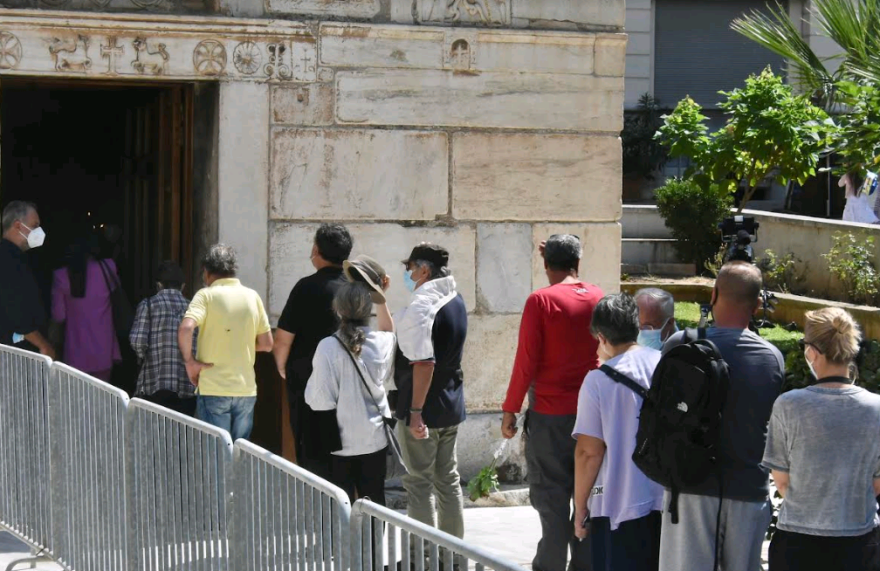 Μίκης Θεοδωράκης: Οι Έλληνες υποκλίνονται στον κορυφαίο μουσικοσυνθέτη - Πλήθος κόσμου από το πρωί στη Μητρόπολη