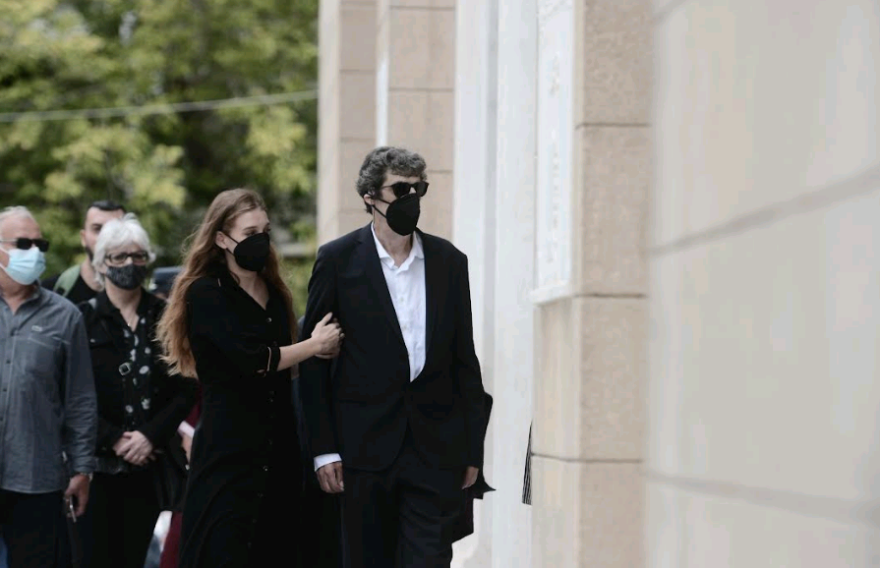 Βαθιά υπόκλιση στον Μίκη Θεοδωράκη: Πλήθος κόσμου συρρέει στη Μητρόπολη Αθηνών