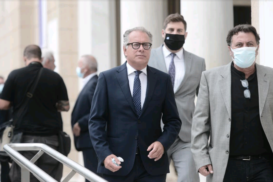 Βαθιά υπόκλιση στον Μίκη Θεοδωράκη: Πλήθος κόσμου συρρέει στη Μητρόπολη Αθηνών