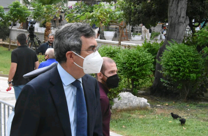 Βαθιά υπόκλιση στον Μίκη Θεοδωράκη: Πλήθος κόσμου συρρέει στη Μητρόπολη Αθηνών