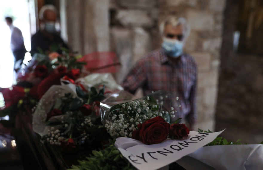 Βαθιά υπόκλιση στον Μίκη Θεοδωράκη: Πλήθος κόσμου συρρέει στη Μητρόπολη Αθηνών