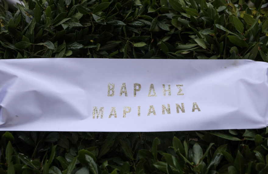 Βαθιά υπόκλιση στον Μίκη Θεοδωράκη: Πλήθος κόσμου συρρέει στη Μητρόπολη Αθηνών