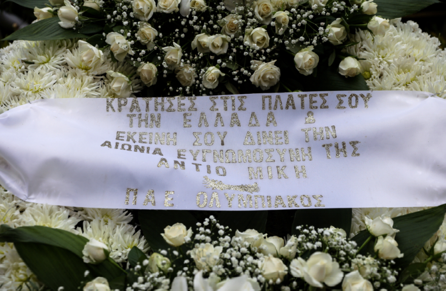 Βαθιά υπόκλιση στον Μίκη Θεοδωράκη: Πλήθος κόσμου συρρέει στη Μητρόπολη Αθηνών