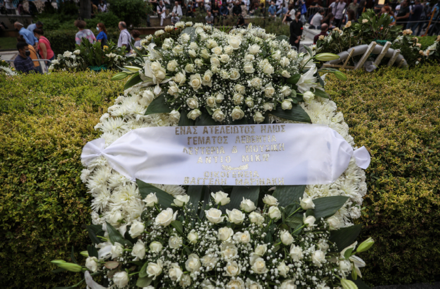 Βαθιά υπόκλιση στον Μίκη Θεοδωράκη: Πλήθος κόσμου συρρέει στη Μητρόπολη Αθηνών