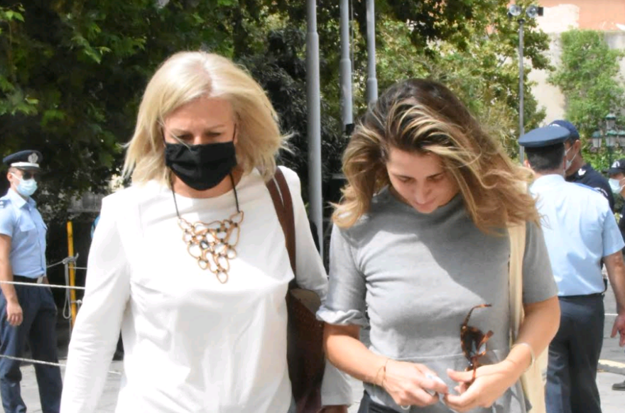 Βαθιά υπόκλιση στον Μίκη Θεοδωράκη: Πλήθος κόσμου συρρέει στη Μητρόπολη Αθηνών