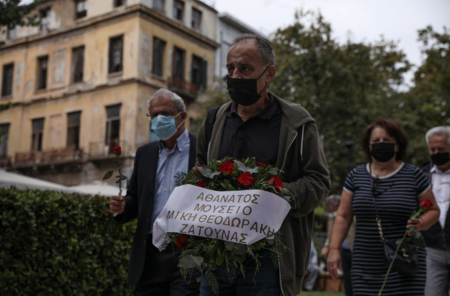 Βαθιά υπόκλιση στον Μίκη Θεοδωράκη: Πλήθος κόσμου συρρέει στη Μητρόπολη Αθηνών