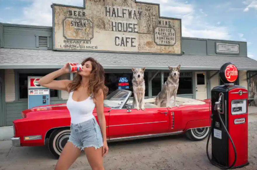 Σίντι Κρόφορντ: Πόζαρε ξανά με τζιν σορτσάκι για την «αναπαράσταση» της διάσημης διαφήμισης της Pepsi του 1992