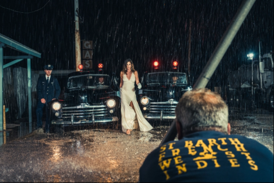 Σίντι Κρόφορντ: Πόζαρε ξανά με τζιν σορτσάκι για την «αναπαράσταση» της διάσημης διαφήμισης της Pepsi του 1992