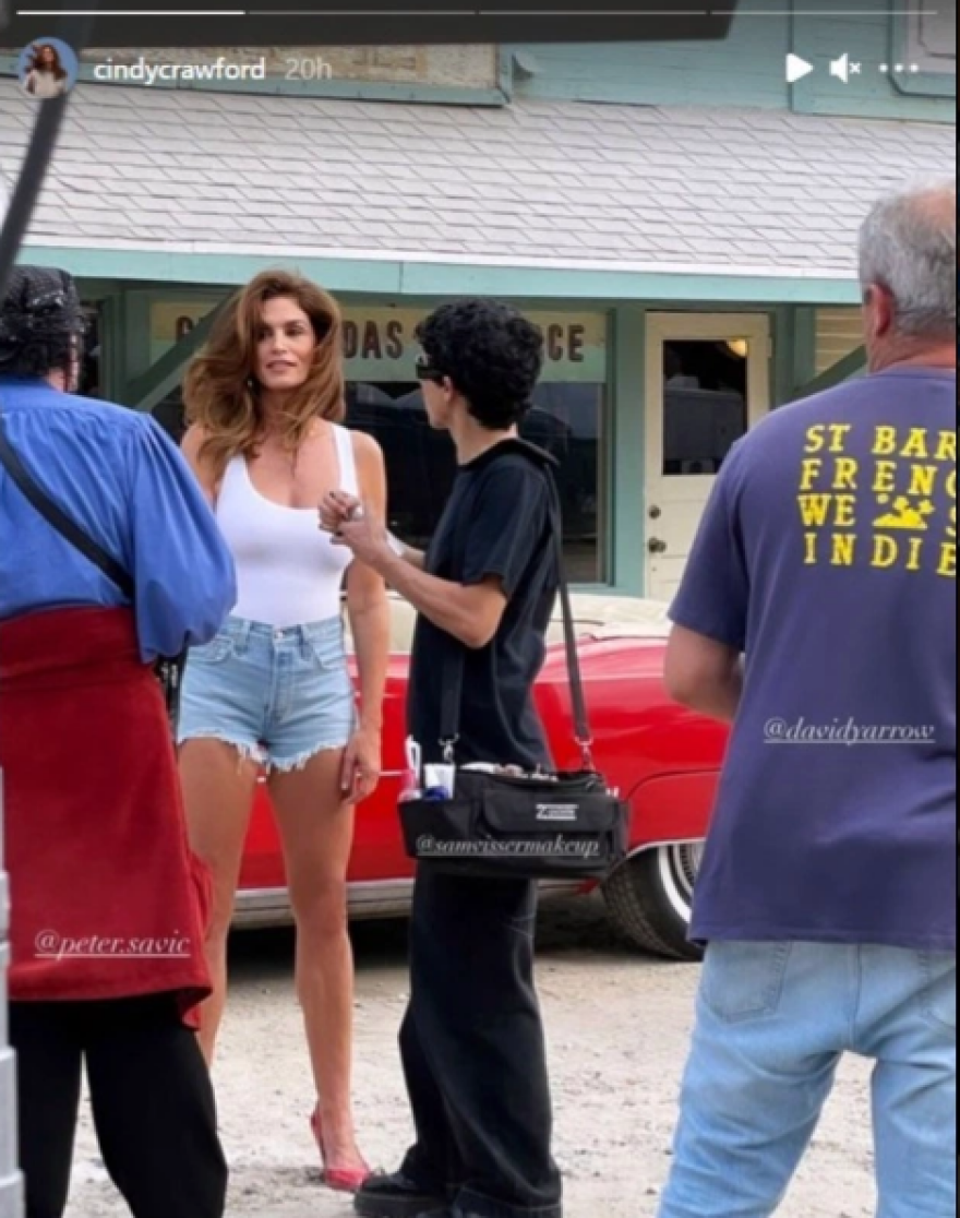 Σίντι Κρόφορντ: Πόζαρε ξανά με τζιν σορτσάκι για την «αναπαράσταση» της διάσημης διαφήμισης της Pepsi του 1992