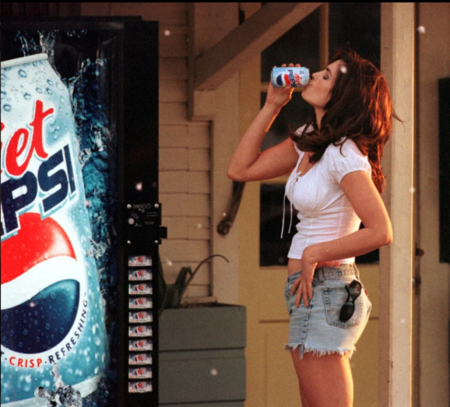 Σίντι Κρόφορντ: Πόζαρε ξανά με τζιν σορτσάκι για την «αναπαράσταση» της διάσημης διαφήμισης της Pepsi του 1992