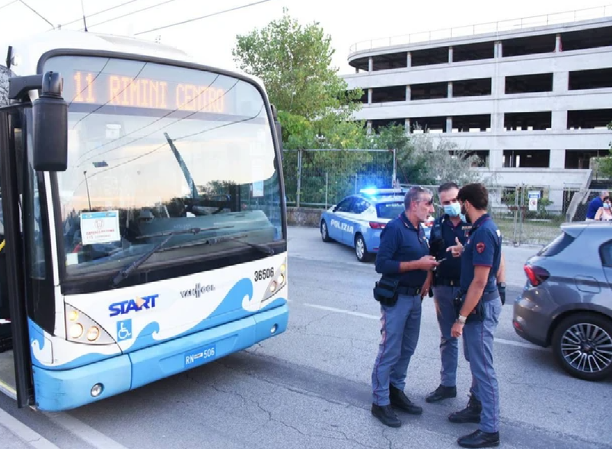 Ιταλία: Επιβάτης λεωφορείου σε αμόκ μαχαίρωσε παιδί στο λαιμό - Τέσσερις ακόμη τραυματίστηκαν (βίντεο και φωτογραφίες)