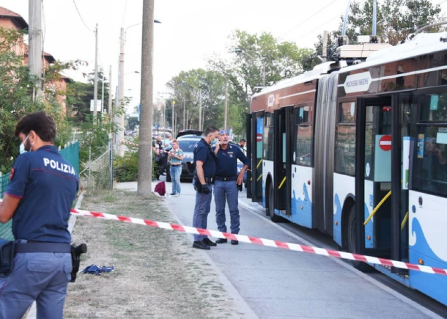 Ιταλία: Επιβάτης λεωφορείου σε αμόκ μαχαίρωσε παιδί στο λαιμό - Τέσσερις ακόμη τραυματίστηκαν (βίντεο και φωτογραφίες)