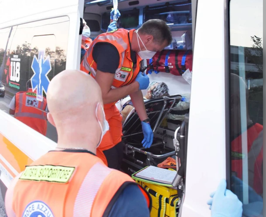 Ιταλία: Επιβάτης λεωφορείου σε αμόκ μαχαίρωσε παιδί στο λαιμό - Τέσσερις ακόμη τραυματίστηκαν (βίντεο και φωτογραφίες)