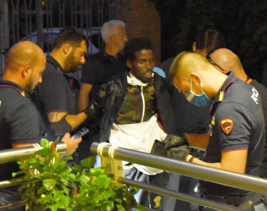 Ιταλία: Επιβάτης λεωφορείου σε αμόκ μαχαίρωσε παιδί στο λαιμό - Τέσσερις ακόμη τραυματίστηκαν (βίντεο και φωτογραφίες)