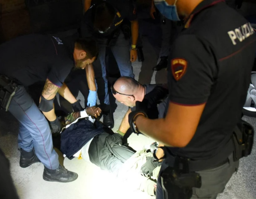 Ιταλία: Επιβάτης λεωφορείου σε αμόκ μαχαίρωσε παιδί στο λαιμό - Τέσσερις ακόμη τραυματίστηκαν (βίντεο και φωτογραφίες)