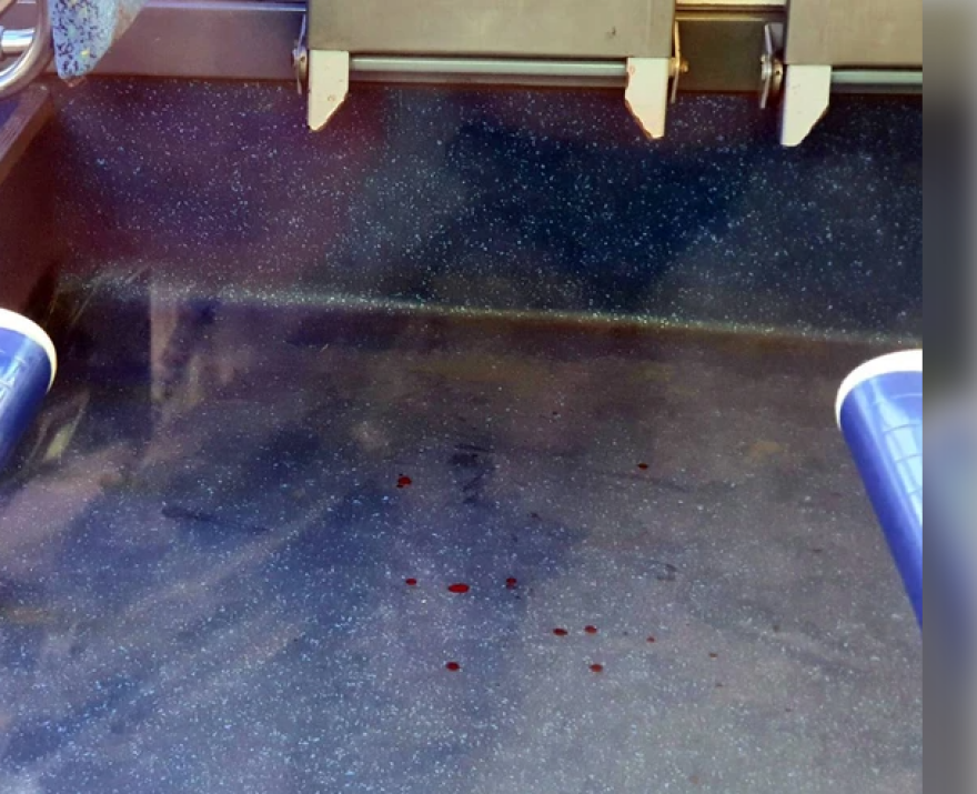 Ιταλία: Επιβάτης λεωφορείου σε αμόκ μαχαίρωσε παιδί στο λαιμό - Τέσσερις ακόμη τραυματίστηκαν (βίντεο και φωτογραφίες)