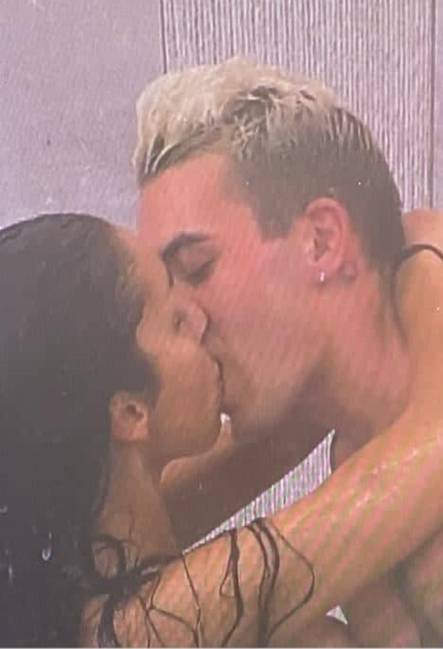 Big Brother: Τα παθιασμένα φιλιά της Ανχελίτας και του Πέτσα μέσα στο μπάνιο - Δείτε φωτογραφίες