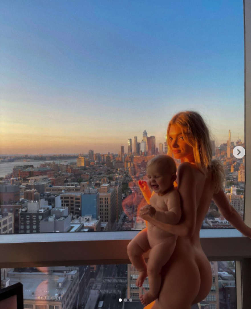 Έλσα Χοσκ: Η 33χρονη Σουηδέζα ποζάρει γυμνή με την κόρη της - Φωτογραφίες