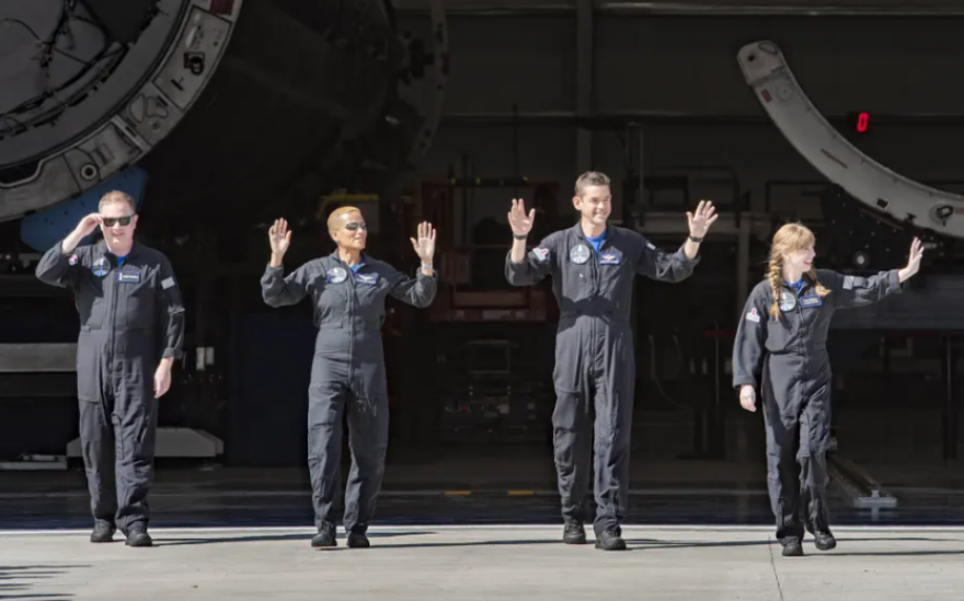 SpaceX: Ο Ελον Μασκ έγραψε ιστορία - Για πρώτη φορά τουρίστες στο διάστημα με την εκτόξευση της «Έμπνευσης»