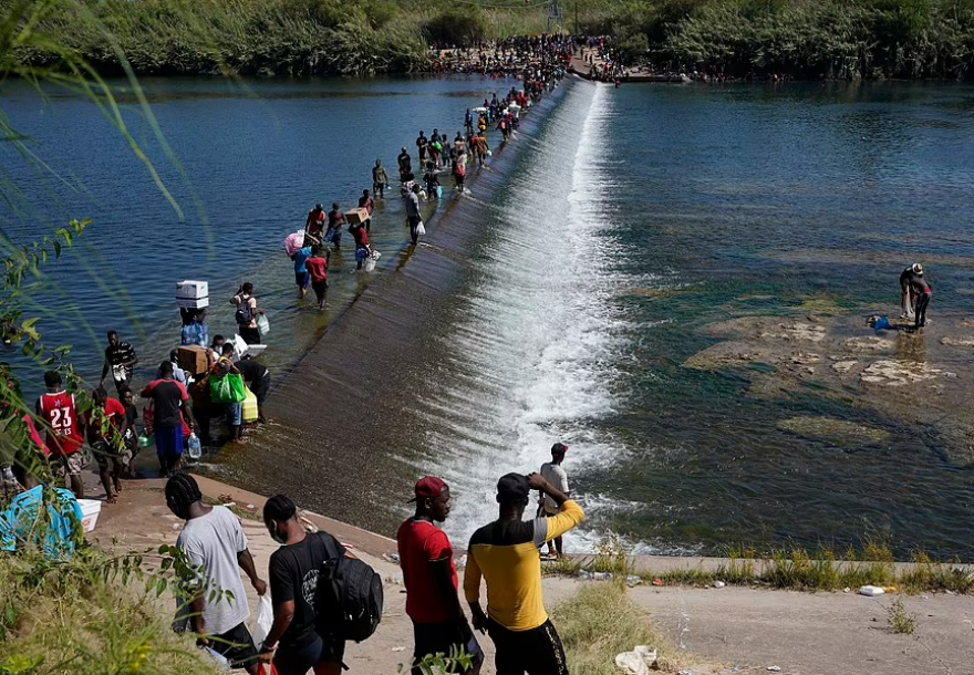 ΗΠΑ: Πάνω από 10.000 μετανάστες κατασκηνώνουν κάτω από γέφυρα στα νότια σύνορα - Δείτε βίντεο