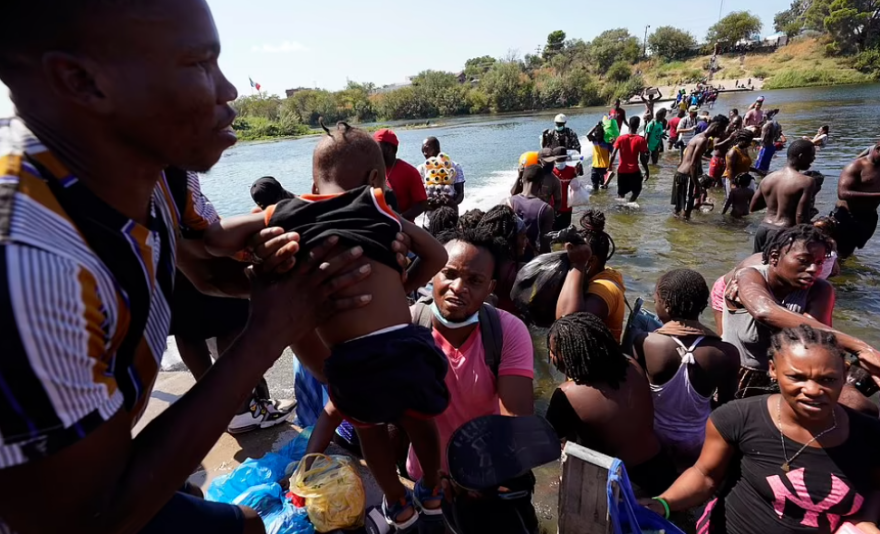 ΗΠΑ: Πάνω από 10.000 μετανάστες κατασκηνώνουν κάτω από γέφυρα στα νότια σύνορα - Δείτε βίντεο