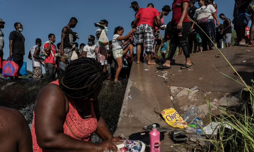 ΗΠΑ: Πάνω από 10.000 μετανάστες κατασκηνώνουν κάτω από γέφυρα στα νότια σύνορα - Δείτε βίντεο