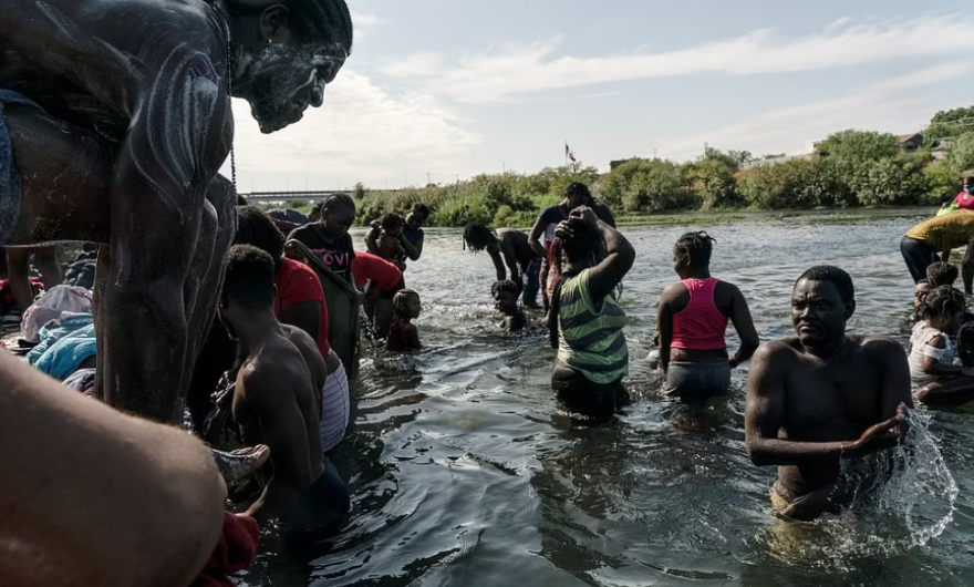 ΗΠΑ: Πάνω από 10.000 μετανάστες κατασκηνώνουν κάτω από γέφυρα στα νότια σύνορα - Δείτε βίντεο