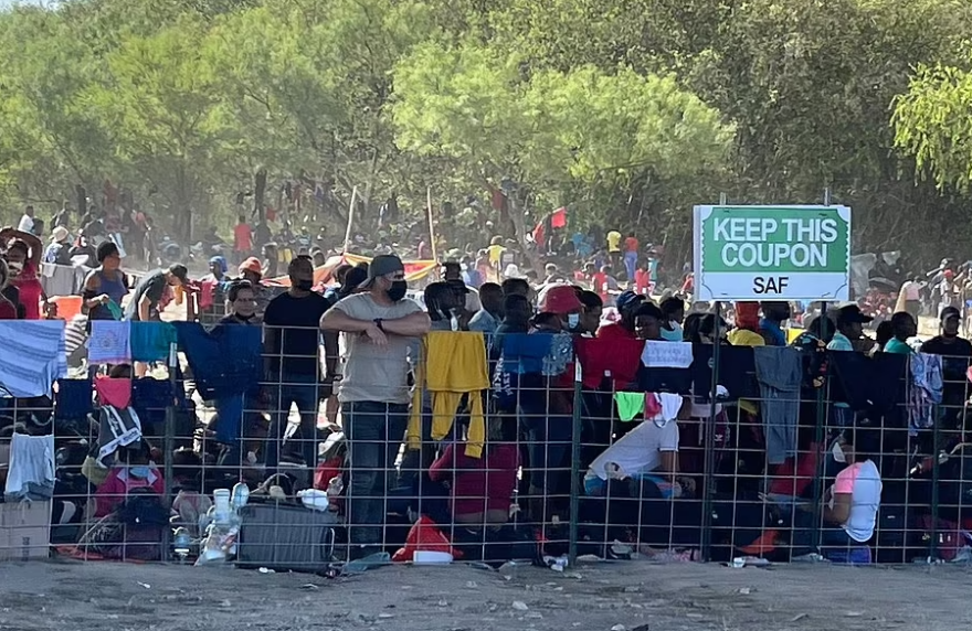 ΗΠΑ: Πάνω από 10.000 μετανάστες κατασκηνώνουν κάτω από γέφυρα στα νότια σύνορα - Δείτε βίντεο