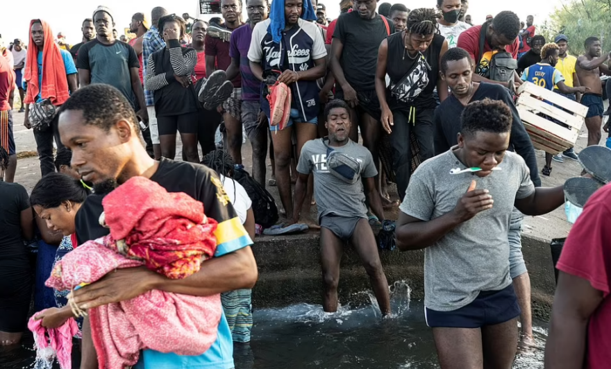 ΗΠΑ: Πάνω από 10.000 μετανάστες κατασκηνώνουν κάτω από γέφυρα στα νότια σύνορα - Δείτε βίντεο