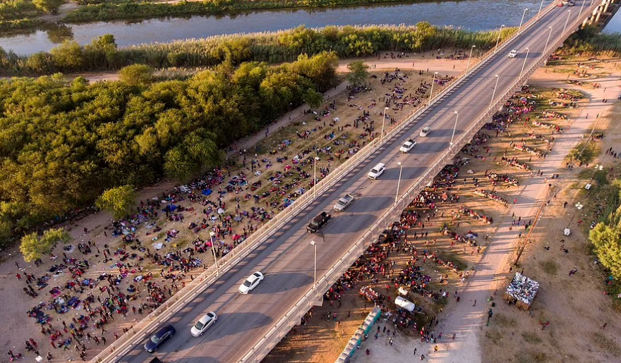 ΗΠΑ: Οι αρχές απομακρύνουν χιλιάδες μετανάστες από τη γέφυρα, στα σύνορα του Τέξας με το Μεξικό - Δείτε βίντεο