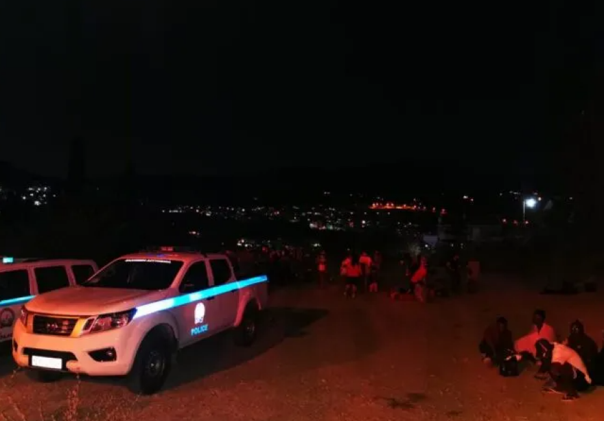 Σάμος: Πυρκαγιά στο ΚΥΤ στο Βαθύ - Εκκενώνεται η δομή - Δείτε βίντεο