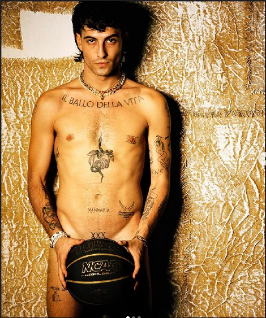 Νταμιάνο Νταβίντ: Ποζάρει γυμνός καλύπτοντας τα επίμαχα σημεία με μια μπάλα του μπάσκετ