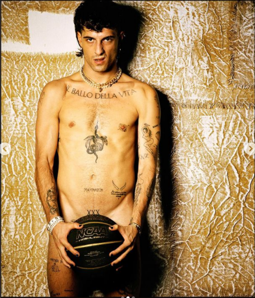 Νταμιάνο Νταβίντ: Ποζάρει γυμνός καλύπτοντας τα επίμαχα σημεία με μια μπάλα του μπάσκετ