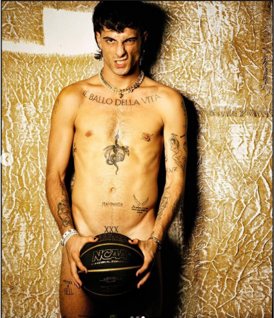 Νταμιάνο Νταβίντ: Ποζάρει γυμνός καλύπτοντας τα επίμαχα σημεία με μια μπάλα του μπάσκετ