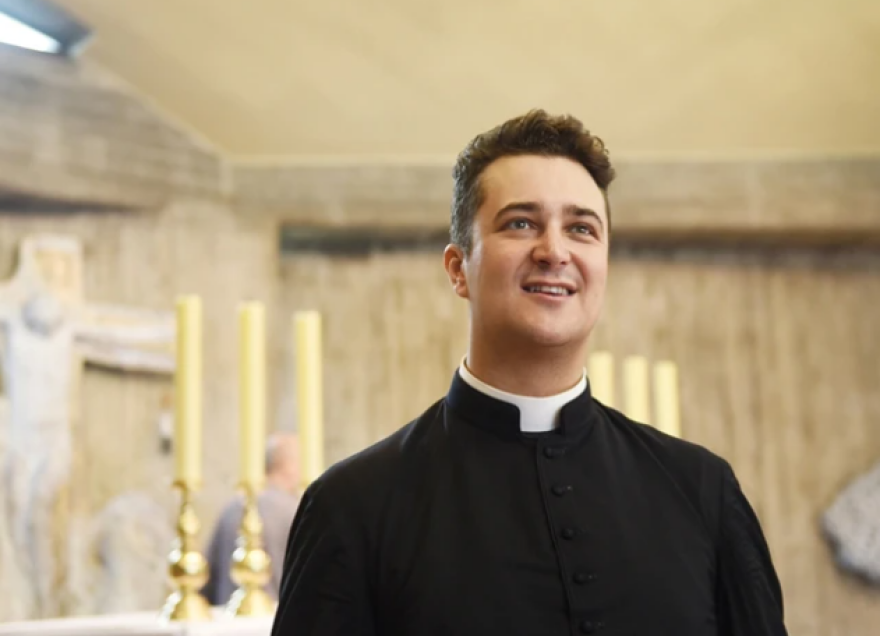 Σάλος στην Ιταλία με 40χρονο ιερέα: Έκλεψε το «παγκάρι» και αγόρασε ναρκωτικά για πάρτι οργίων 