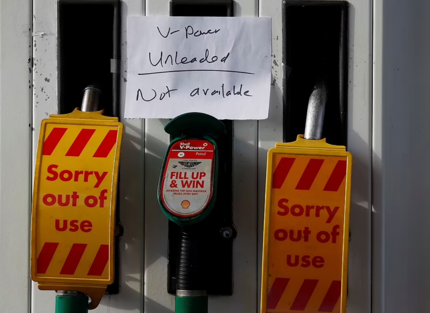 Βρετανία: Ο Τζόνσον βγάζει τον στρατό για τις μεταφορές καυσίμων 