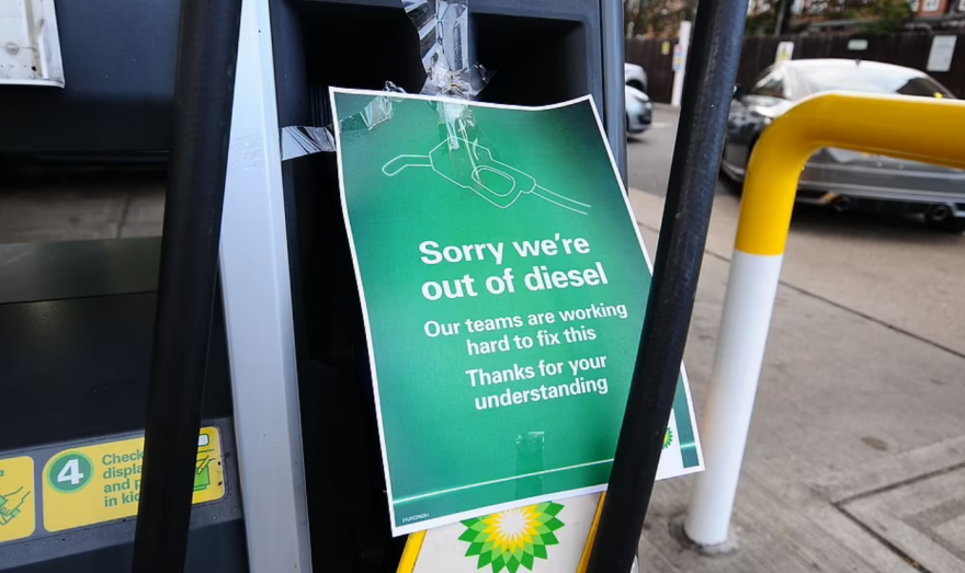 Βρετανία: Ο Τζόνσον βγάζει τον στρατό για τις μεταφορές καυσίμων 