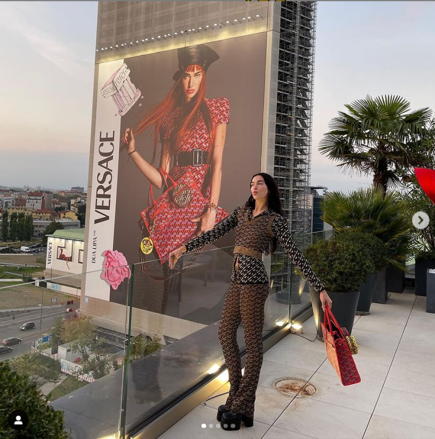 Η Dua Lipa άνοιξε την Εβδομάδα Μόδας του Μιλάνου - Μπήκε σε Billboard στην Times Square