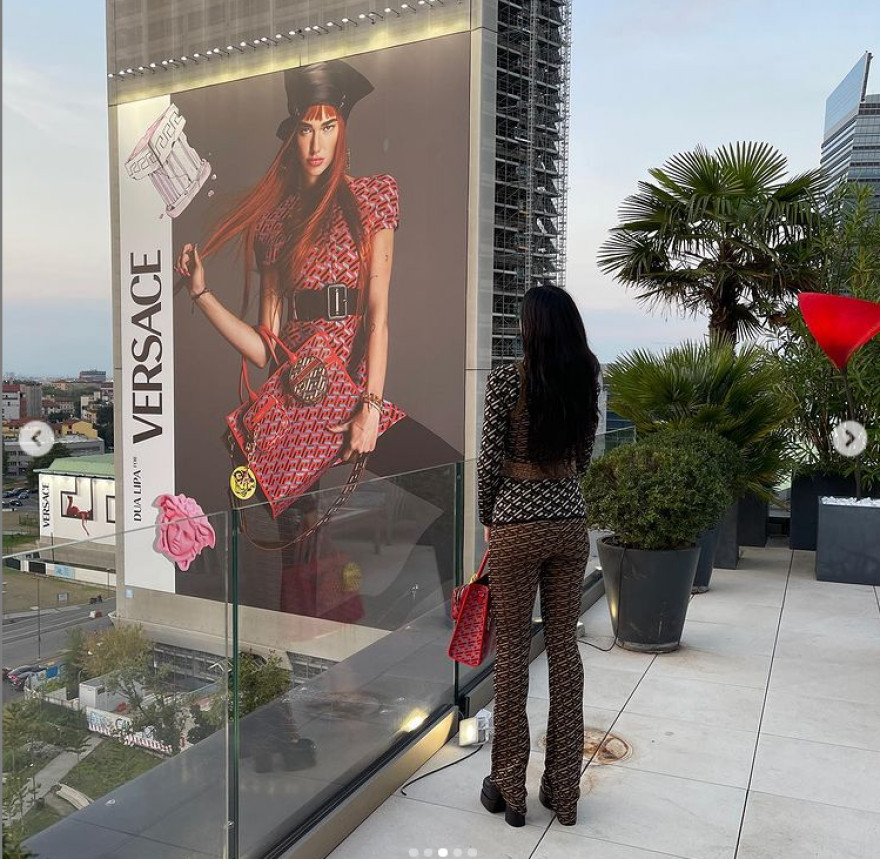 Η Dua Lipa άνοιξε την Εβδομάδα Μόδας του Μιλάνου - Μπήκε σε Billboard στην Times Square